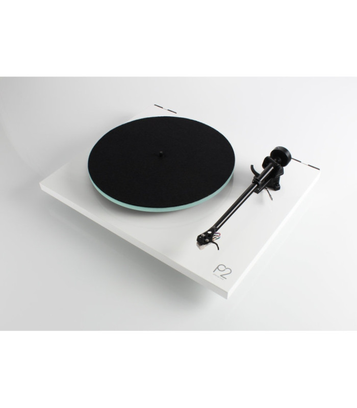 Rega Planar 2 Turntable with RB220 Arm and Carbon Cartridge